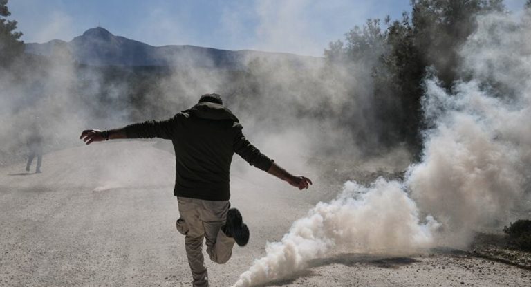 Η χώρα δέχεται επίθεση, με τη μορφή ανορθόδοξου πολέμου