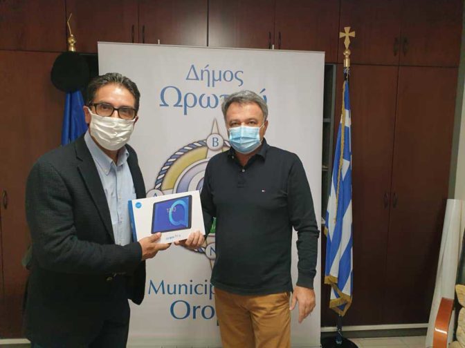 Ο δήμαρχος Ωρωπού παρέδωσε tablets και laptops στα σχολεία