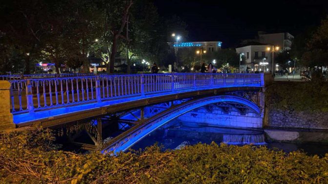 Δ. Τρικκαίων: Μπλε χρώμα στην κεντρική πεζογέφυρα– μήνυμα κατά του διαβήτη