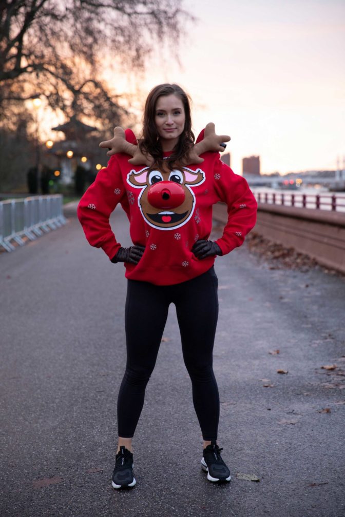 Ένα  Χριστουγεννιάτικο πουλόβερ στο πνεύμα των ημερών κατάλληλο για την τήρηση των αποστάσεων ασφαλείας 