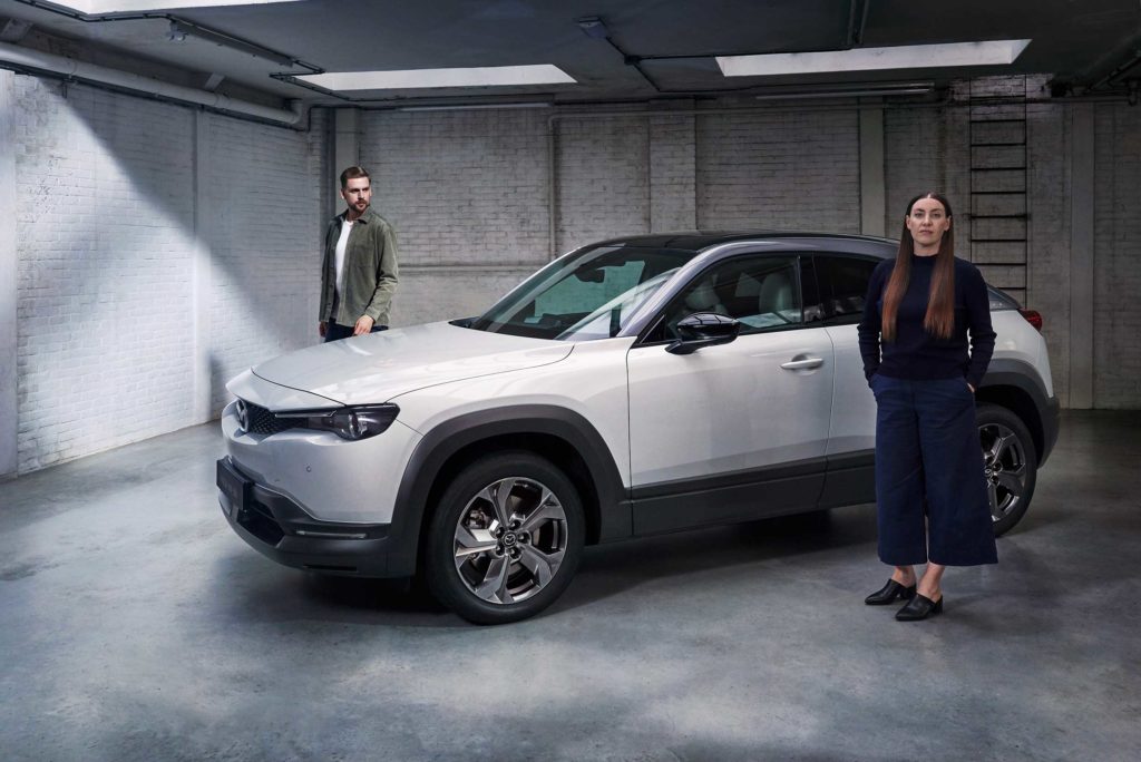 Οι σχεδιαστές του μέλλοντος αξιολογούν το Mazda MX-30