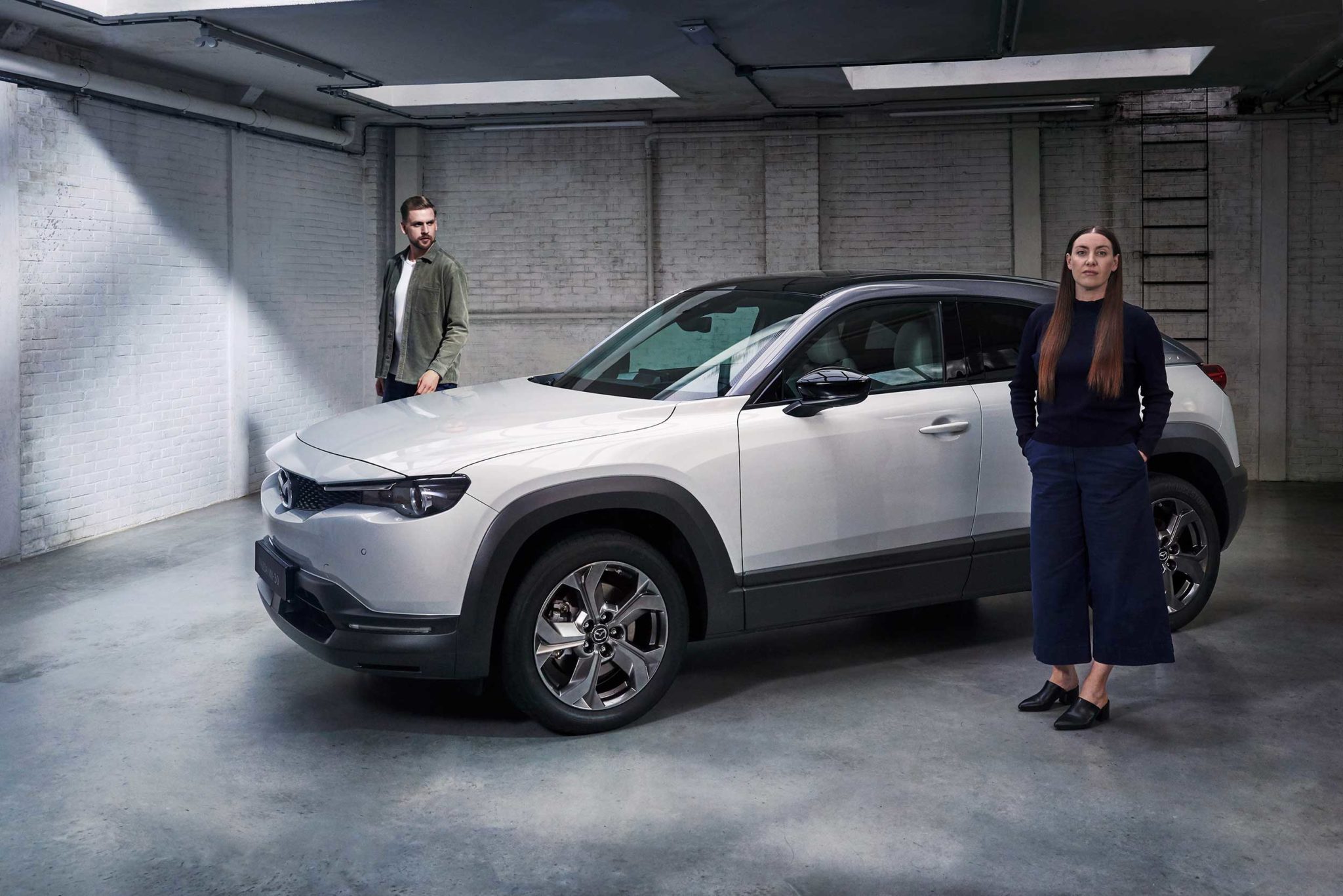 Οι σχεδιαστές του μέλλοντος αξιολογούν το Mazda MX-30