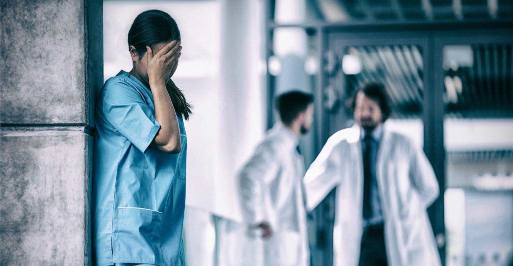 Οι υγειονομικοί πέφτουν ηρωικά πάνω στο καθήκον κι η κυβέρνηση τους κάνει ΕΔΕ