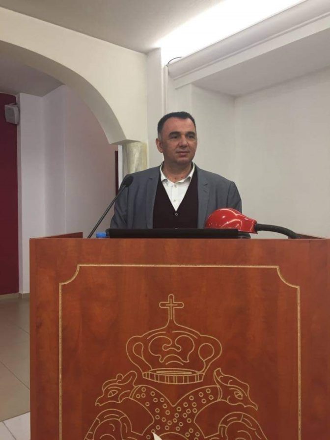 Το φανελάκι του καθηγητή και το εμβόλιο κατά του κορονοιου