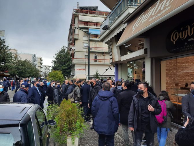 Καμαρίλα μια σταλιά δύο επί τρία