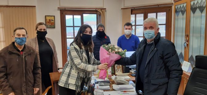 Καλαμπάκα: Βράβευση της μαθήτριας που αρίστευσε στις Πανελλήνιες Εξετάσεις