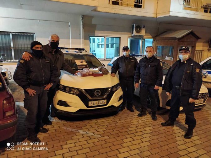 Βασιλόπιτες και ευχές στους Αστυνομικούς που τους βρήκε η αλλαγή του χρόνου στο καθήκον