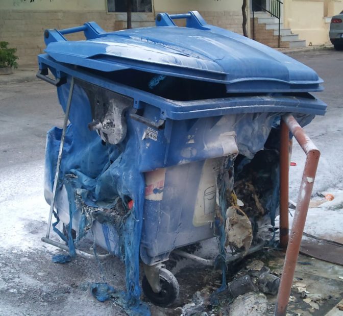 Σύλληψη για εμπρησμό σε κάδο απορριμμάτων ανακύκλωσης στη Λάρισα