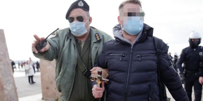 Πιστοί και αστυνομικοί ...αγκαλιά τα Θεοφάνεια στη χώρα