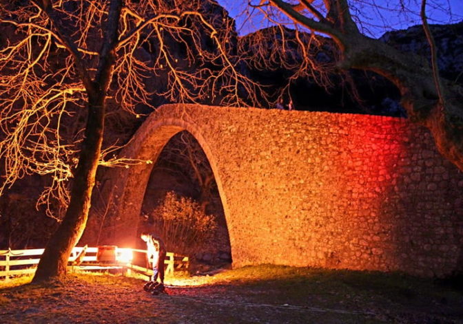 Φωταγωγημένη η τοξωτή γέφυρα της Πύλης για την παγκόσμια ημέρα κατά του καρκίνου