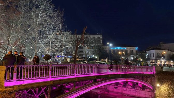 Ροζ η κεντρική γέφυρα των Τρικάλων ως μήνυμα κατά του καρκίνου