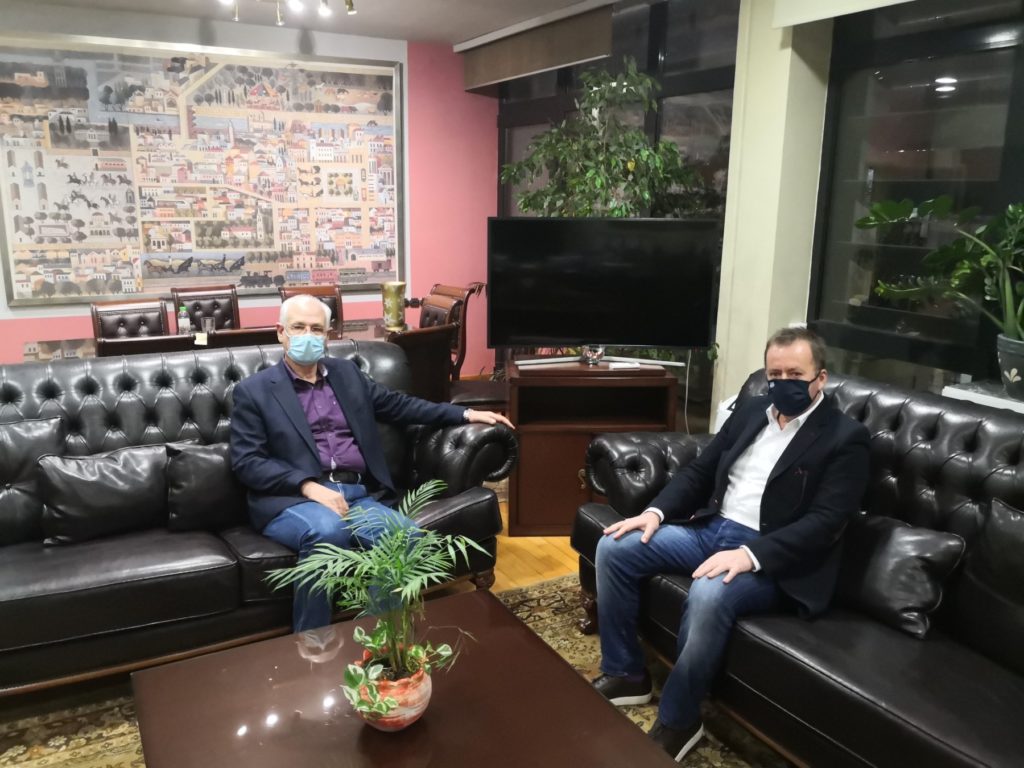 Σε δήμαρχο και αγορά της Λάρισας ο Κόκκαλης