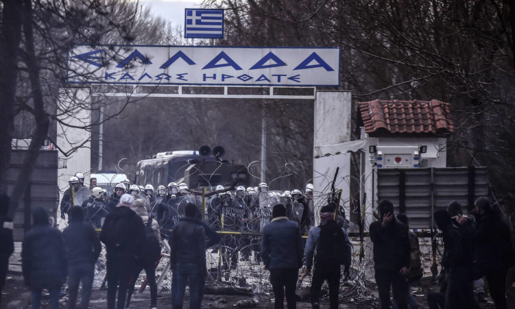 Η κυβέρνηση ανέκρουσε πρύμναν στο θέμα της μετεγκατάστασης κι άλλων μεταναστών στον Έβρο