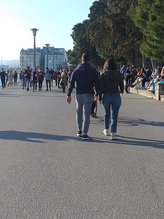 «Ξεχύθηκαν» στην παραλία οι Βολιώτες - Πέταξαν οι πρώτοι χαρταετοί (εικόνες και βίντεο)