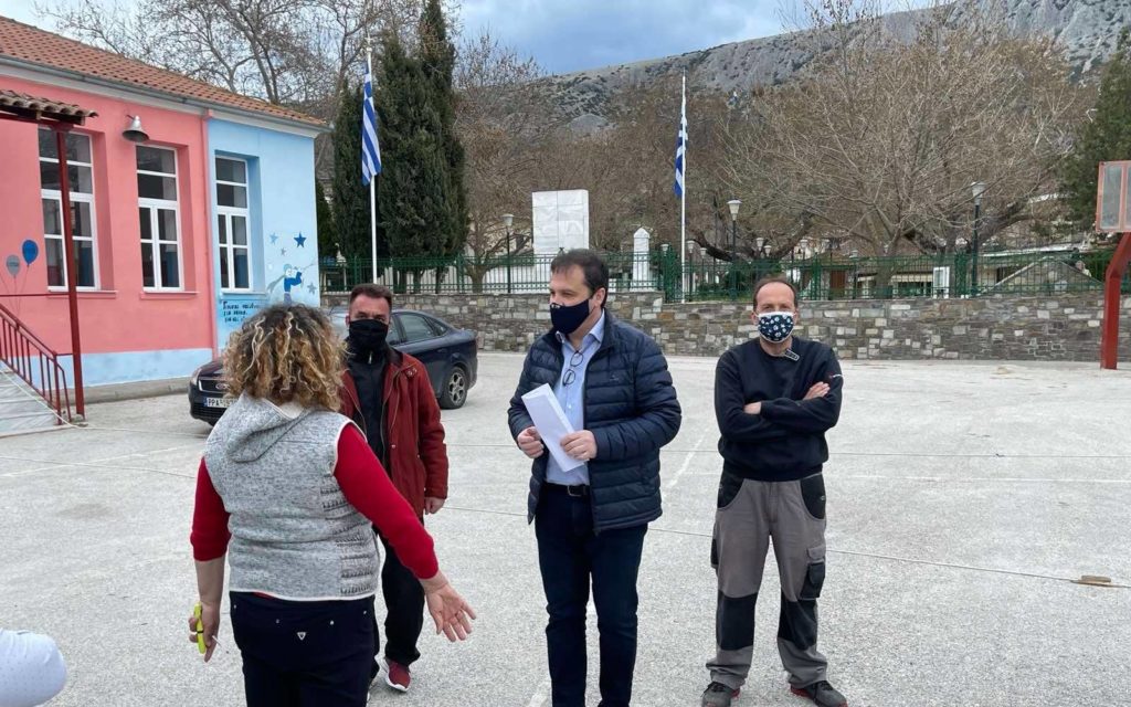 Συνεχίζει παρών στις σεισμόπληκτες περιοχές ο Θανάσης Λιούτας
