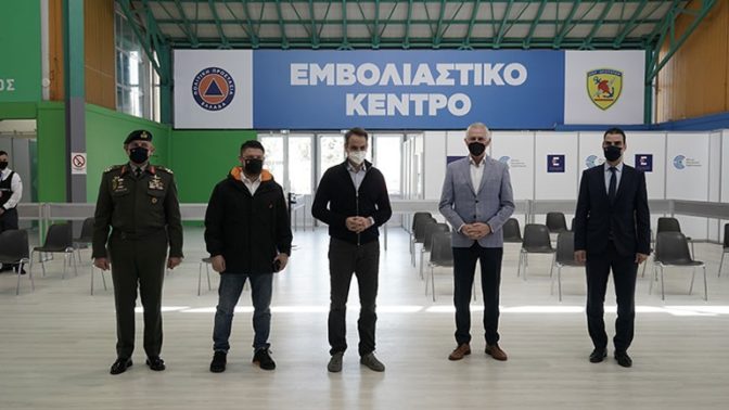 Στο εμβολιαστικό κέντρο Περιστερίου ο Πρωθυπουργός