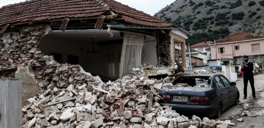 Μη κατοικήσιμα 898 σπίτια στη Θεσσαλία από το σεισμό