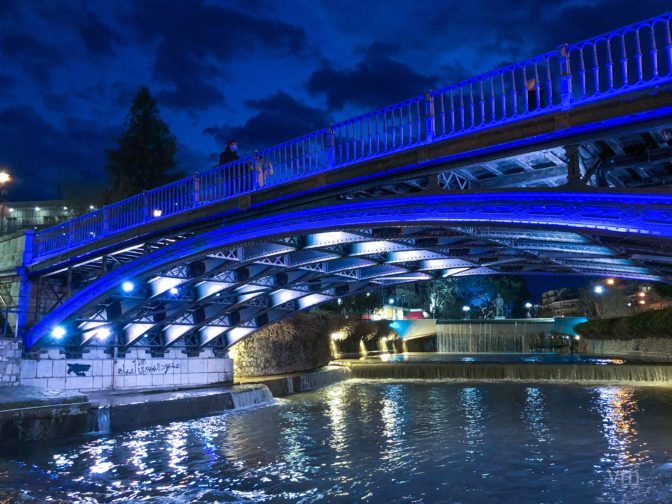 Τα Τρίκαλα φωταγωγημένα με το μπλε της Ελλάδας (video + photos)