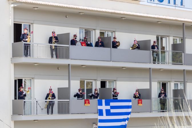 Δημοτική Φιλαρμονική Τρικάλων: Σαν να ήταν παρέλαση… παιάνισε από μπαλκόνια