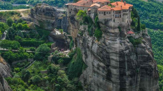 Στα χρώματα της γαλανόλευκης φωτίζει τα Μετέωρα η Περιφέρεια Θεσσαλίας