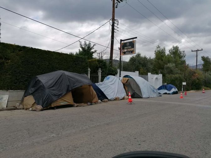 «Πέταξαν» τους πρόσφυγες στο δρόμο