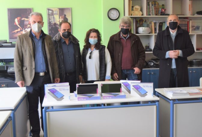 Υπολογιστές tablets μοιράστηκαν στα Δημοτικά του Δήμου Καρδίτσας