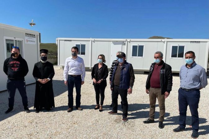 Κώστας Σκρέκας: Ολοκληρώθηκε η τοποθέτηση 13 οικίσκων για τη στέγαση των σεισμοπαθών