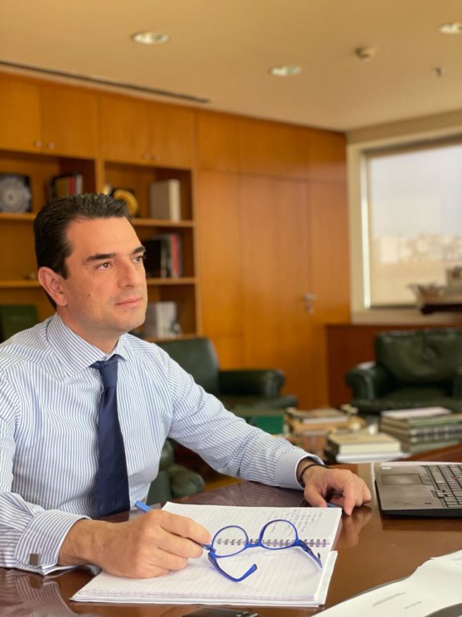 Τηλεδιάσκεψη Κώστα Σκρέκα με την Πανελλήνια Ομοσπονδία Ξενοδόχων