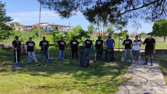 Εθελοντική Ομάδα Ρομά «Ηλίας Φουντούνας» σε καθαρισμό αυλής σχολείου