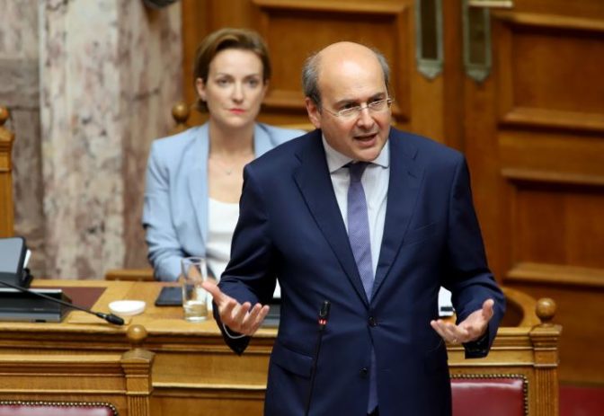 Η κυβέρνηση Μητσοτάκη καταργεί το 8ωρο, μειώνει τους μισθούς, θεσπίζει απλήρωτες υπερωρίες