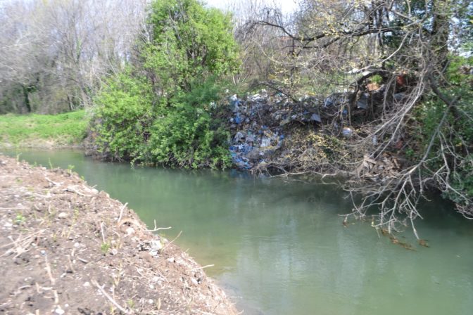 Αν ουρείς στην θάλασσα, θα τα βρεις στ΄ αλάτι