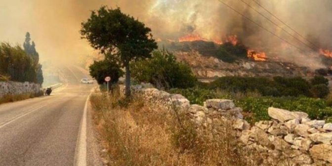 Σοβαρή πυρκαγιά στην Πάρο - Απειλούνται σπίτια
