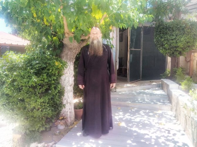 Εύβοια: Ιερέας βρήκε τον μπελά του επειδή τόλμησε να ανοίξει το φέρετρο