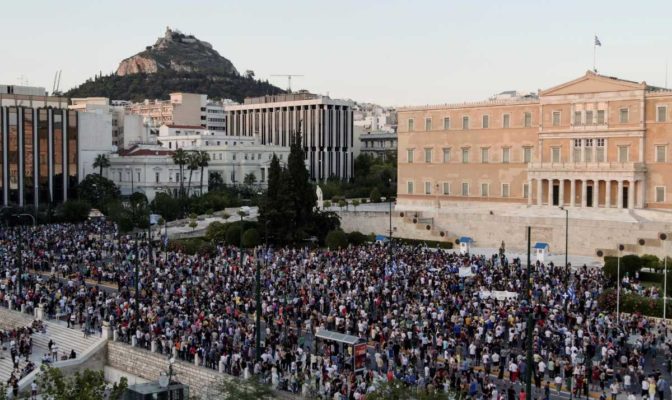Κυβέρνηση για απολύσεις: «Χρυσώνουν το χάπι» και ρίχνουν τη μπάλα στα δικαστήρια