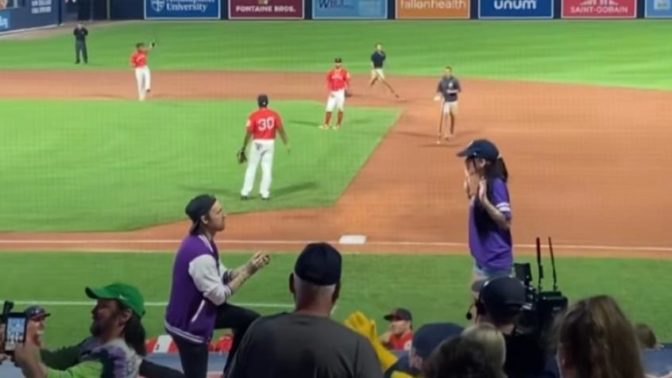 Η πιο κωμικοτραγική… πρόταση γάμου που έγινε σε γήπεδο