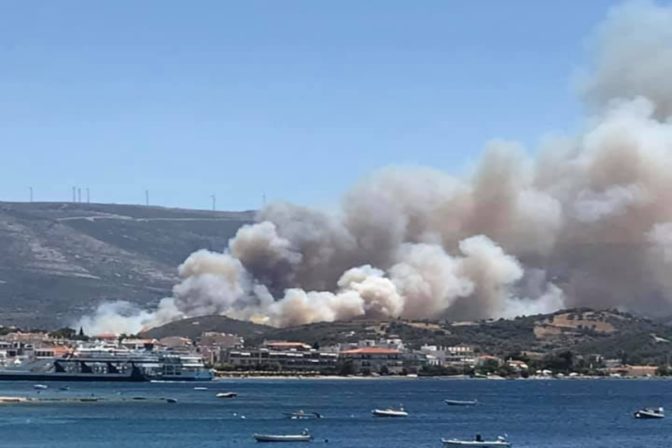 Εύβοια: Σε εξέλιξη η πύρινη λαίλαπα στα Νέα Στύρα – Εκκενώθηκε το Νημποριό
