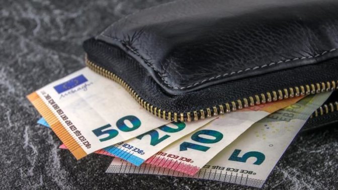 Λάρισα: Φοιτήτριες βρήκαν και παρέδωσαν στην αστυνομία 8.000 ευρώ