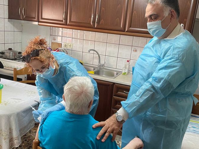 Εμβολιασμοί κατ’ οίκον από το εμβολιαστικό κέντρο της Πύλης