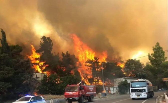 Νέα πυρκαγιά στα Βίλια, καίγονται τα πρώτα σπίτια