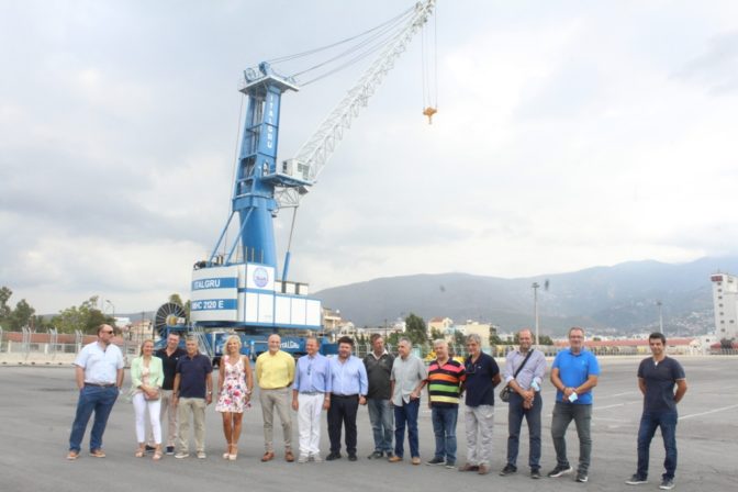 Με έναν γερανό και ένα μηχάνημα διακίνησης εξοπλίζεται το λιμάνι του Βόλου