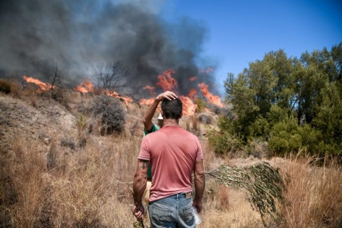Ανεξέλεγκτη η πυρκαγιά στα Βίλια Αττικής