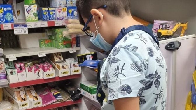 Ο μικρός Μανώλης στο Ρέθυμνο αγόρασε κονσέρβα και μπισκότα για τους πυρόπληκτους, αντί του παγωτού του