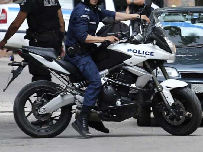 Αστυνομικοί της ομάδας ΔΙ.ΑΣ. σε περιπολία στα Τρίκαλα με δίκυκλες μοτοσικλέτες