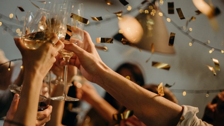 Σύλληψη καταστηματάρχη στην Πύλη για γλέντι με δύο τραγουδιστές και 4 …όργανα