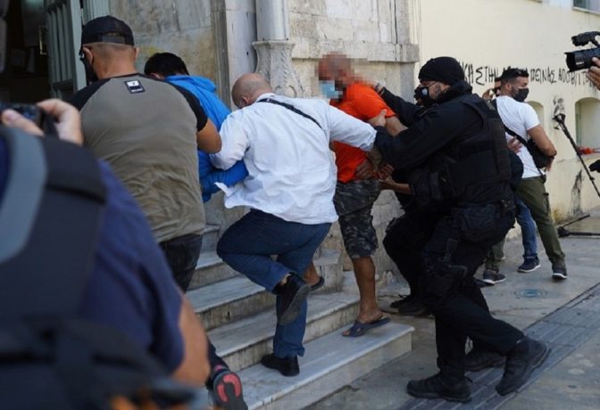 Έγκλημα στη Μεσαρά Κρήτης. Φορτισμένη η ατμόσφαιρα έξω από το γραφείο του εισαγγελέα...