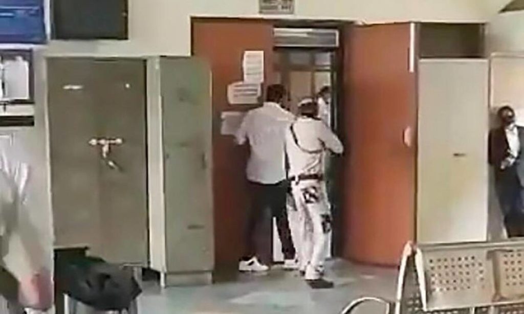 Μαφιόζικη εκτέλεση σε αίθουσα δικαστηρίου στην Ινδία. Σα σκηνή από ταινία του Χόλυγουντ...