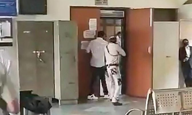 Μαφιόζικη εκτέλεση σε αίθουσα δικαστηρίου στην Ινδία. Σα σκηνή από ταινία του Χόλυγουντ...