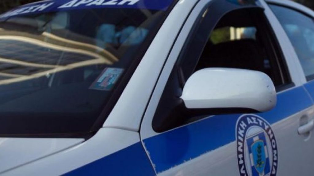 Κλοπή καφετέριας σήμερα τα ξημερώματα στην Λάρισα. Ο δράστης παραβίασε την γυάλινη πόρτα της με πέτρα