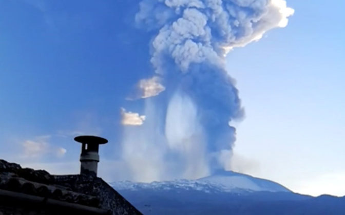 Το ηφαίστειο της Αίτνας ξύπνησε! Βρυχάται ο πύρινος γίγαντας της Σικελίας...