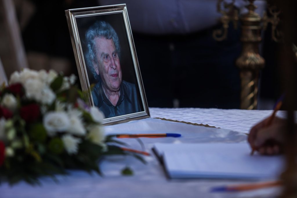Στην Αθανασία ο Μίκης! Η Κρητική γη τον δέχτηκε σήμερα στην αγκαλιά της...